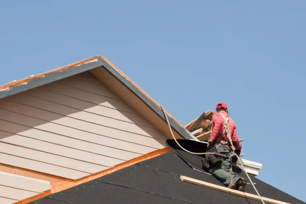 roofer replacing roof